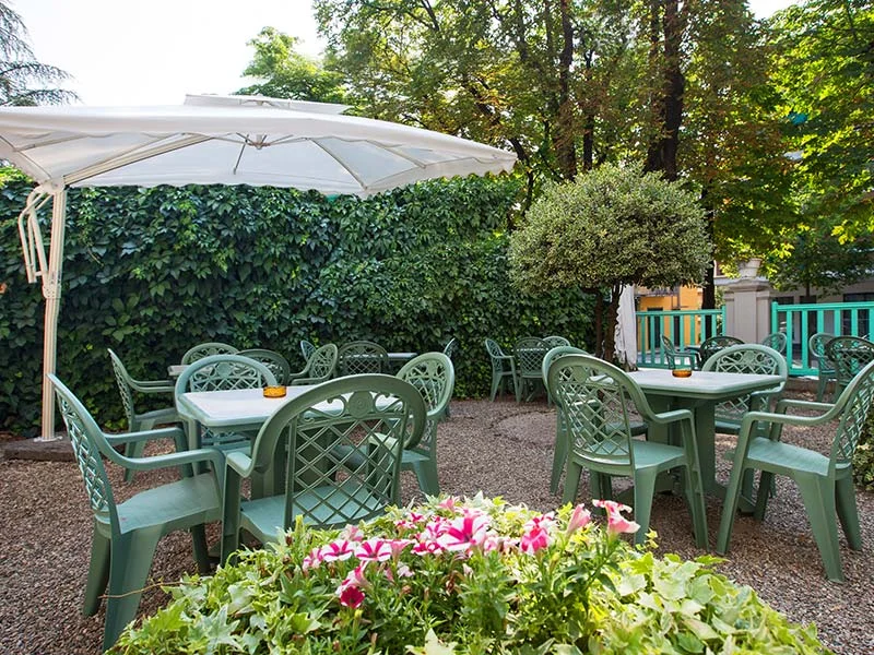 Il giardino del ristorante dell'Albergo Nazionale, con tavolini all'aperto