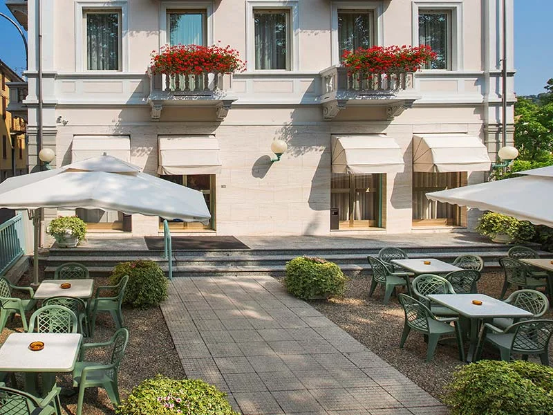 Cocktail bar e dehors nel giardino dell'Albergo Nazionale, un luogo ideale per fare colazione e l'aperitivo a Salsomaggiore Terme