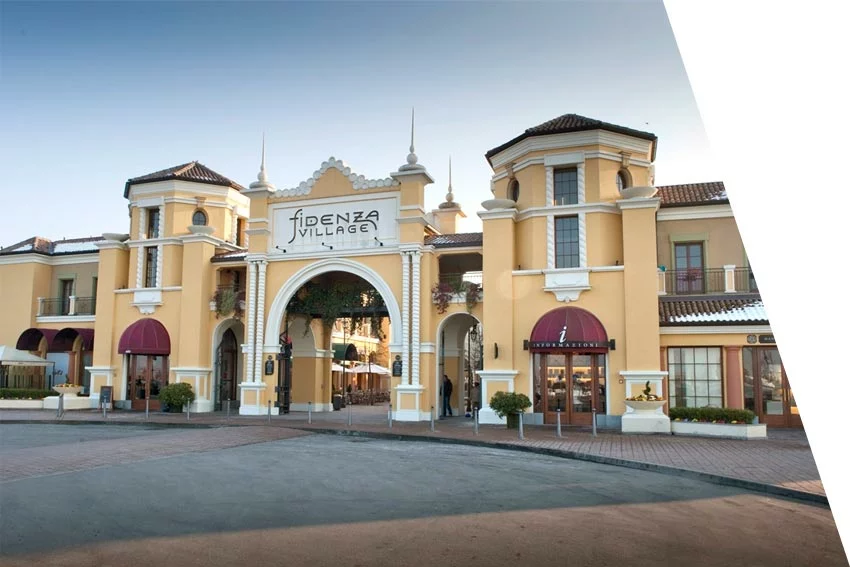 La via principale del Fidenza Outlet Village