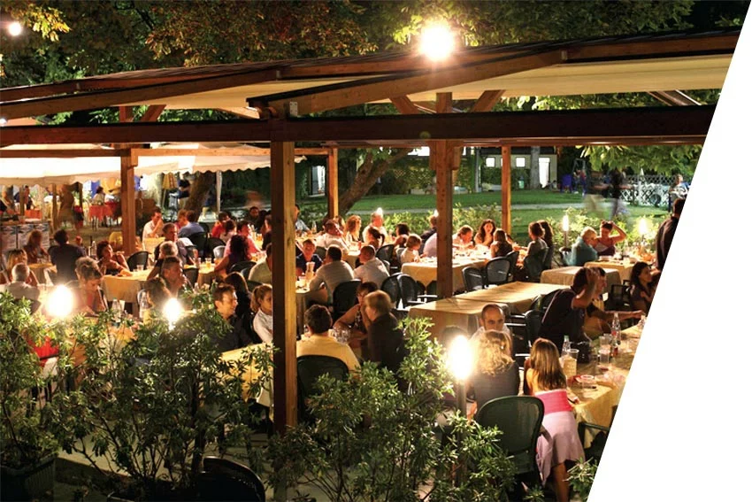 Serata estiva a bordo piscina al ristorante L'Incontro
